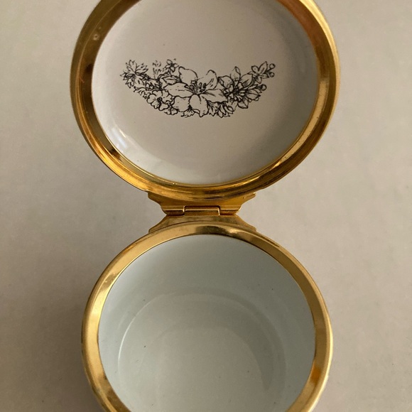 Halcyon Days porcelain box c.1999 in excellent condition - Picture 5 of 5